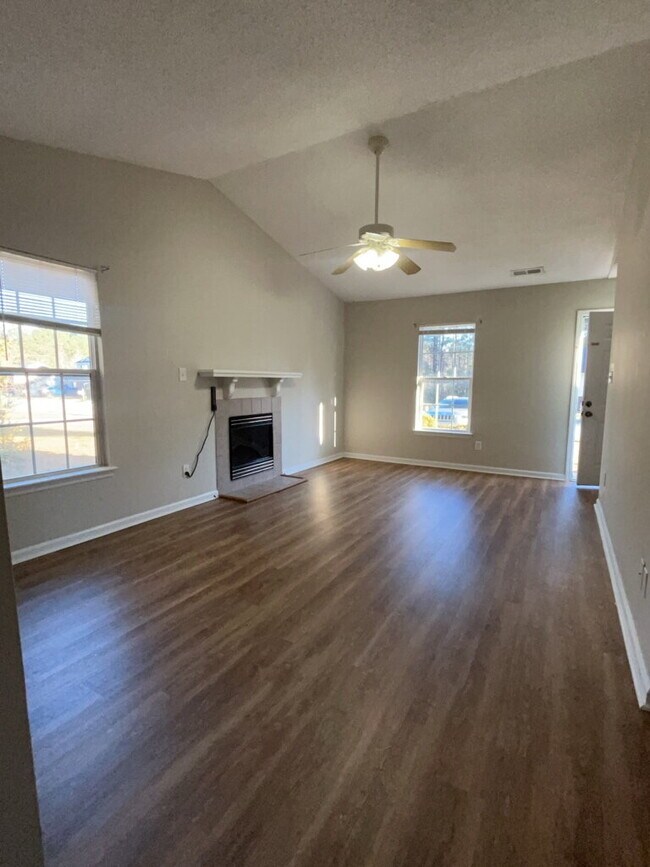 Building Photo - Two Bedroom Two Full Bathroom End Unit Townhome located in Indian Wells!