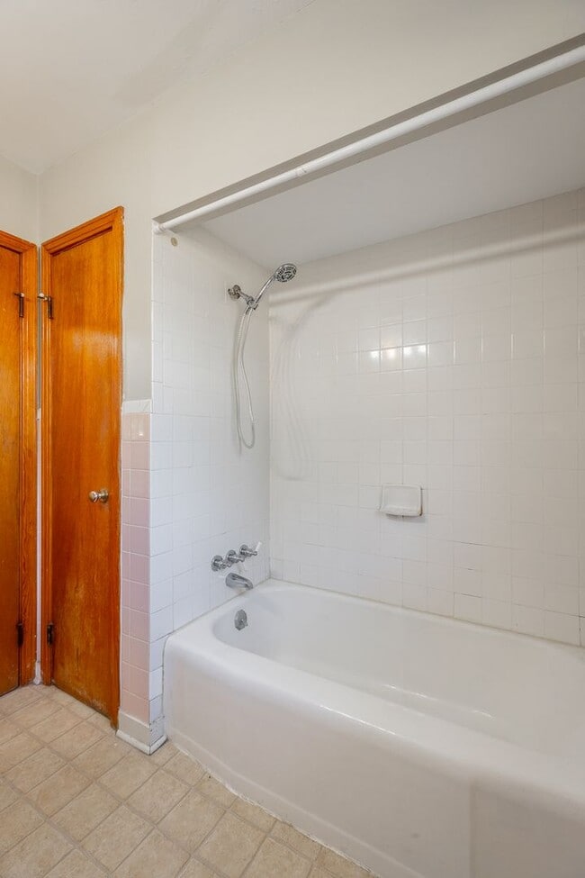 Building Photo - 2 bedroom, 1 bath unit in the heart of Eas...
