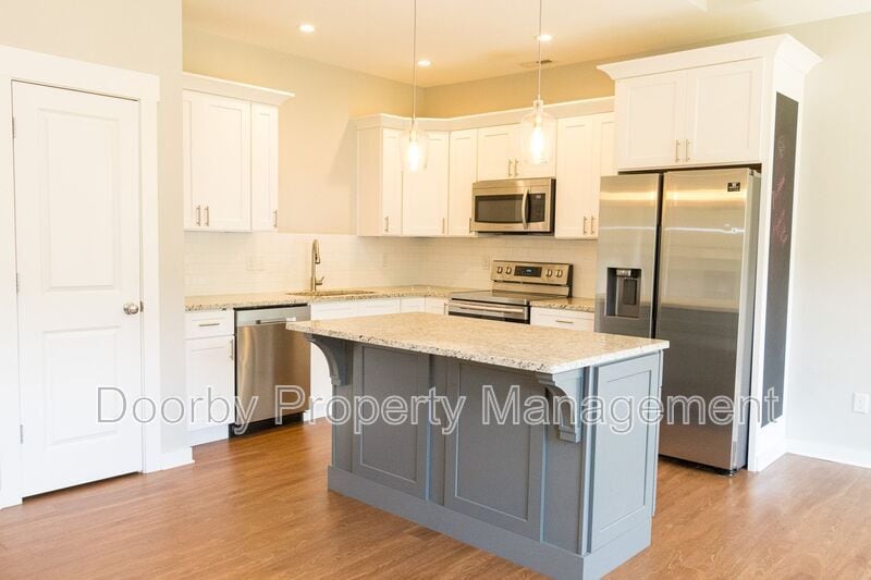 Building Photo - 206 S Aster Ave