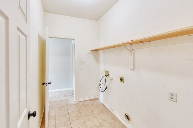 Building Photo - 2617 Bissonet Dr