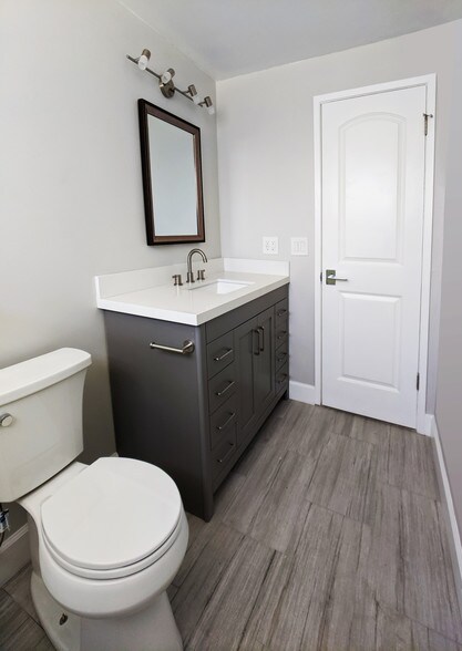 Bathroom - 458 S Oakhurst Dr