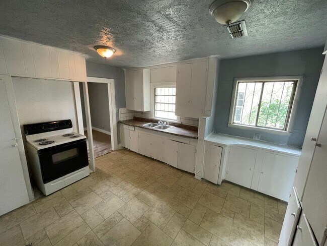 Building Photo - 3310 Lillian St