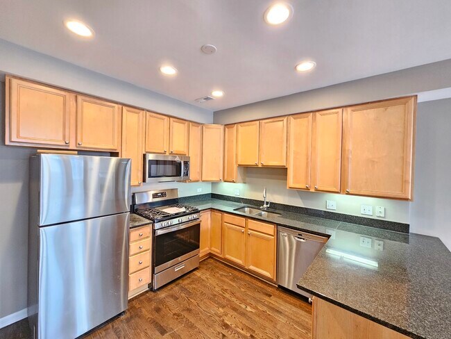 Building Photo - 1069 N Marshfield Ave