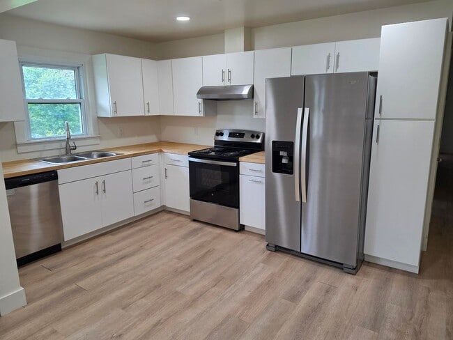 Building Photo - 3 bedrooms 2 bath