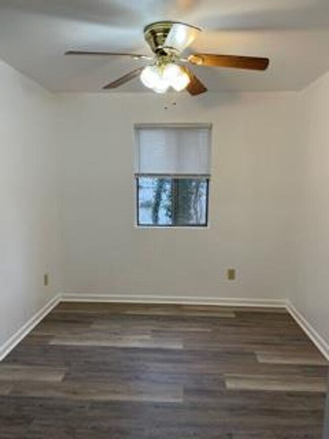 Building Photo - New Listing!