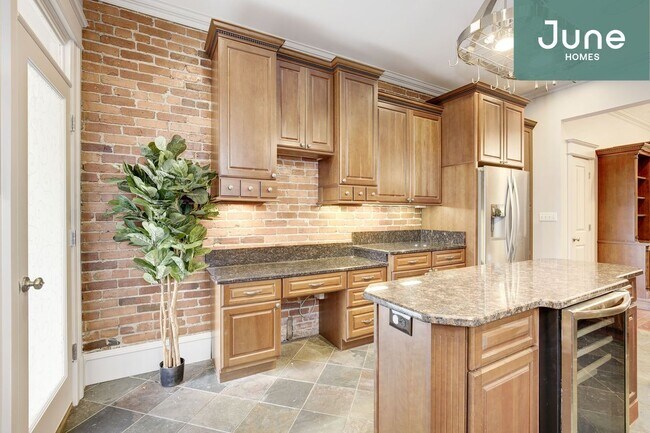 Building Photo - Full room in 4-bed/3.0-bath Home
