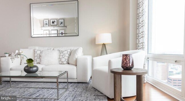 Building Photo - 206 W Washington Square