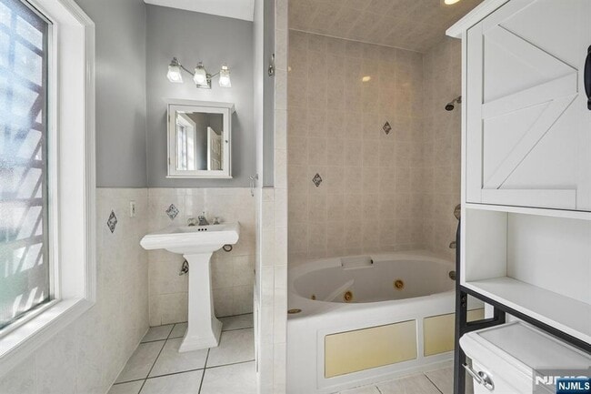 Building Photo - 364 New York Ave