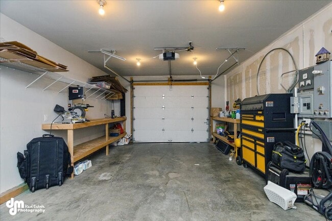 Building Photo - Cozy 3 bedroom 2 bath home w/ fully fenced...