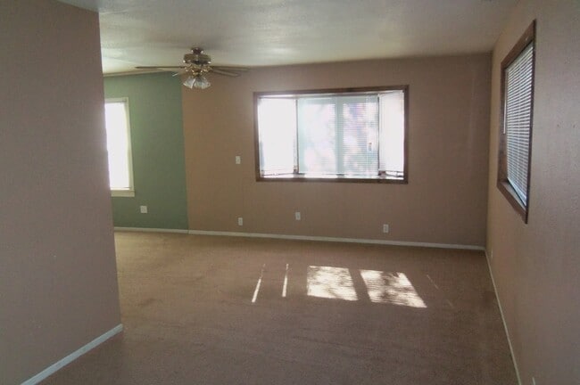 Building Photo - Special --1/2 off first months rent.