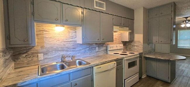 Building Photo - Available Now! Updated, Downstairs 2 Bedroom 1 Bath Apartment!