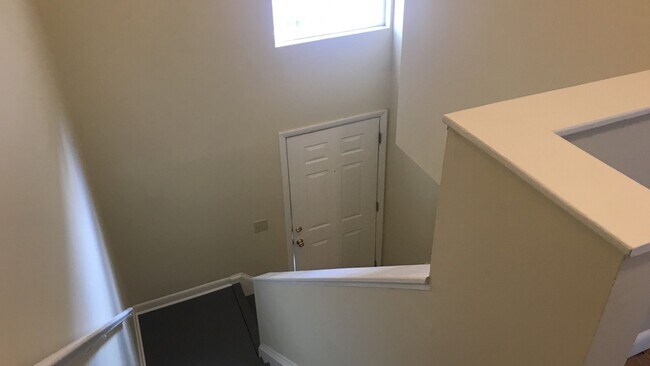 Building Photo - 1324 Bradley Dr