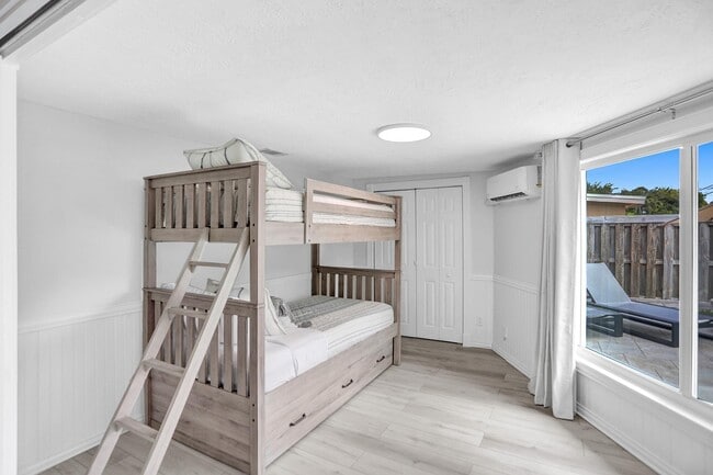 Building Photo - 470 SE 4th Ct