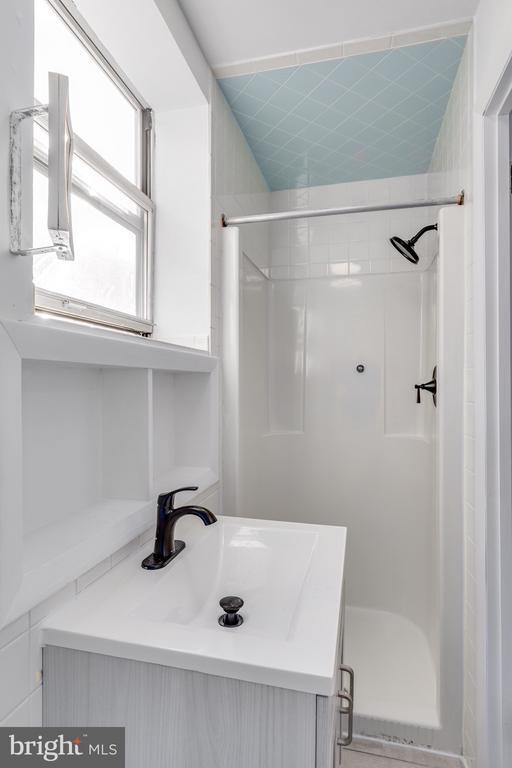 Building Photo - 4242 Pine St