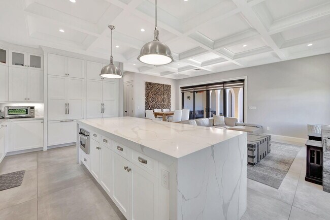 Building Photo - 832 SW 34th Ave