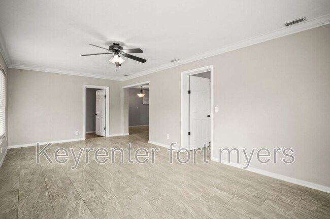 Building Photo - 2210 Parkview Dr