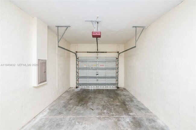 Building Photo - 1911 Madeira Dr