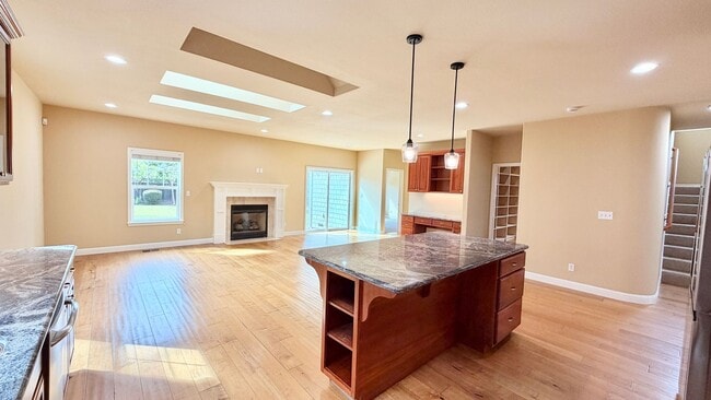 Building Photo - Desirable Mountain View 4 Bed + 3.5 Bath + Office Home. Close to Downtown Mountain View. Great Lo...