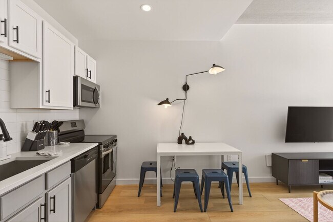Building Photo - 211 Foster Ave