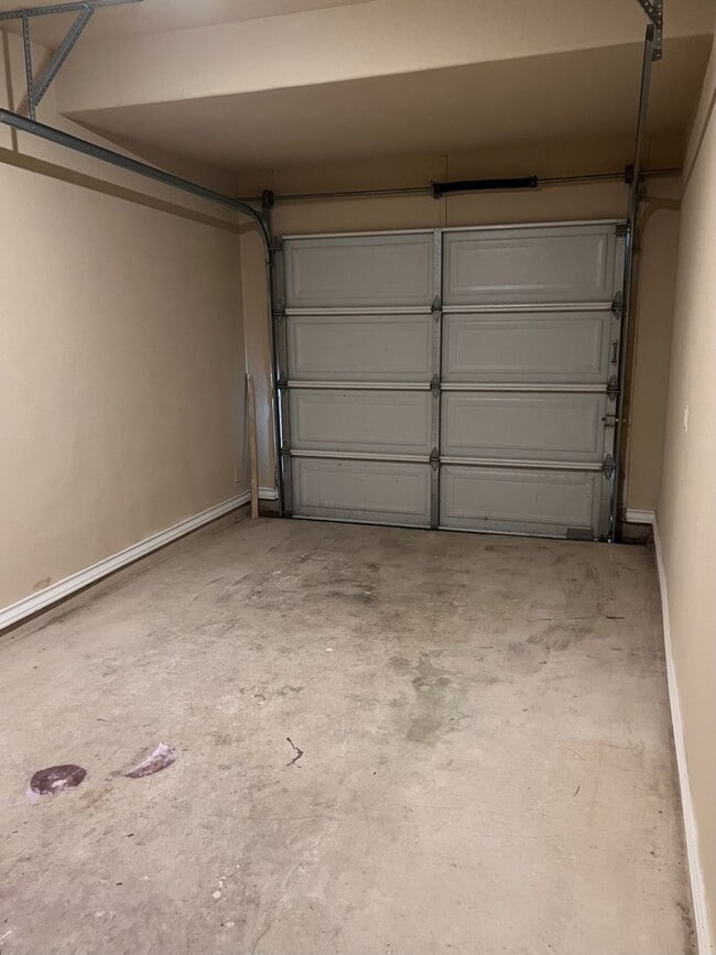 Building Photo - Luxury Townhome in Selma!