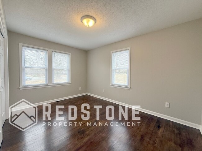 Building Photo - 921 E Haggard Ave