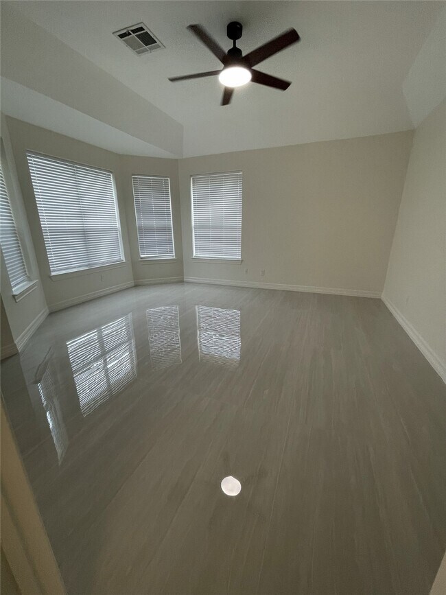 Building Photo - 5622 Lake Pl Dr