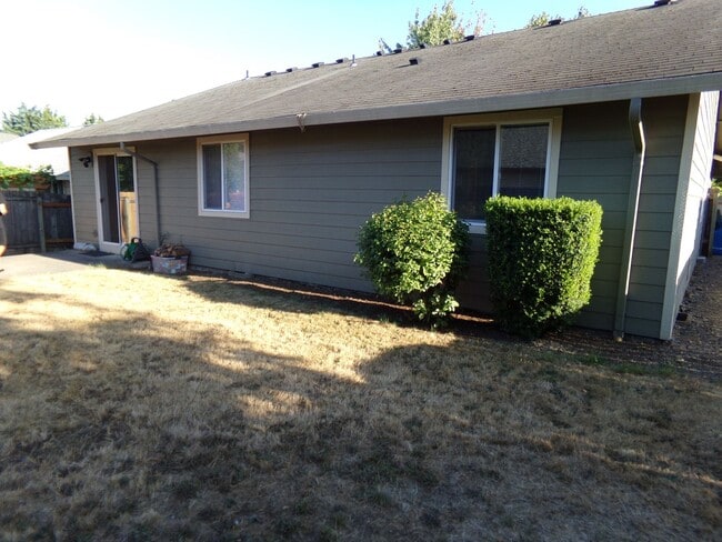 Building Photo - Three Bedroom on quiet cul-de-sac!