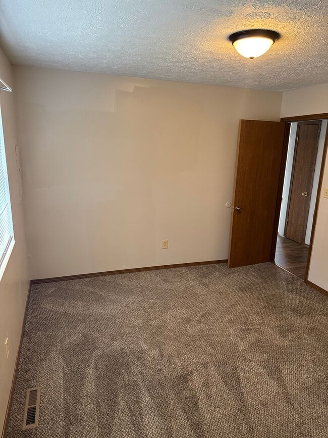 Building Photo - Charming 2 Bedroom Duplex!