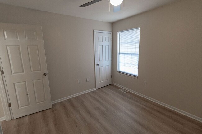 Building Photo - 1323-1325 Godas Dr