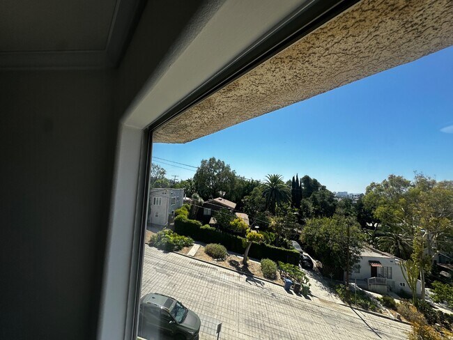 Building Photo - 4003 Sunset Dr