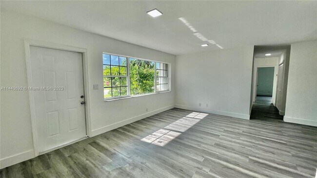 Building Photo - 1420 S 24th Terrace