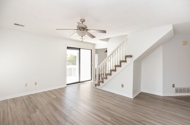 Building Photo - Shawnee Condo all redone close to Shops an...