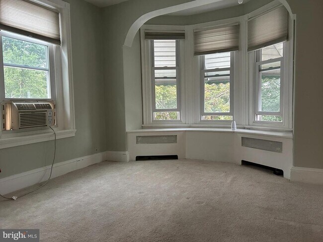 Building Photo - 478 Martin St