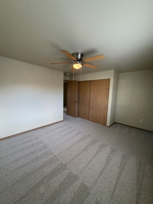 Building Photo - 843 Gina Ct SE