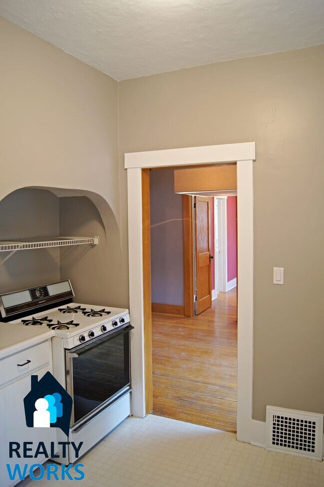 Building Photo - Super Cool bungalow in the Country Club ne...