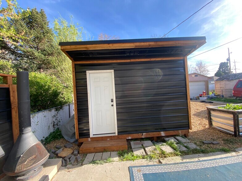 Building Photo - 160 E Leslie Ave