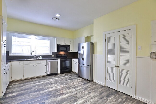 Building Photo - Cottage in the heart of Abilene!