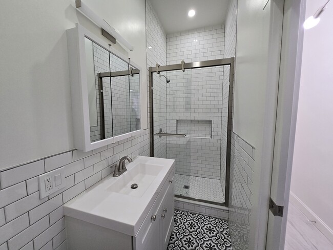 bathroom - 308 Menahan St