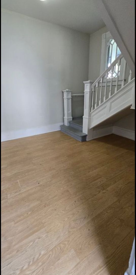 Building Photo - 3 Bedroom || 1 Bathroom Upstairs Duplex Unit