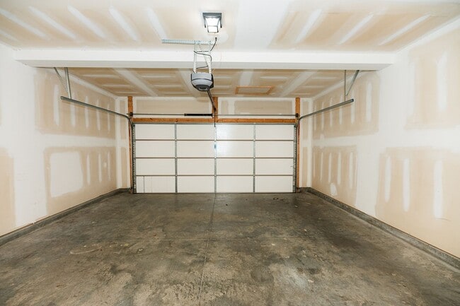 Building Photo - Spacious 5 Bedroom, 3 bath home in Greensboro with 2 car garage