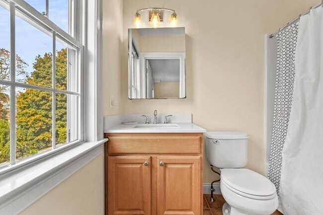 Building Photo - 224 Robbins St