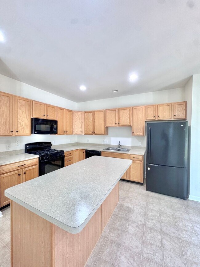 Building Photo - THREE BEDROOM/2.5 BATH TOWNHOME located in PARKLAND School District!
