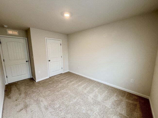Building Photo - 633 Currant Cir