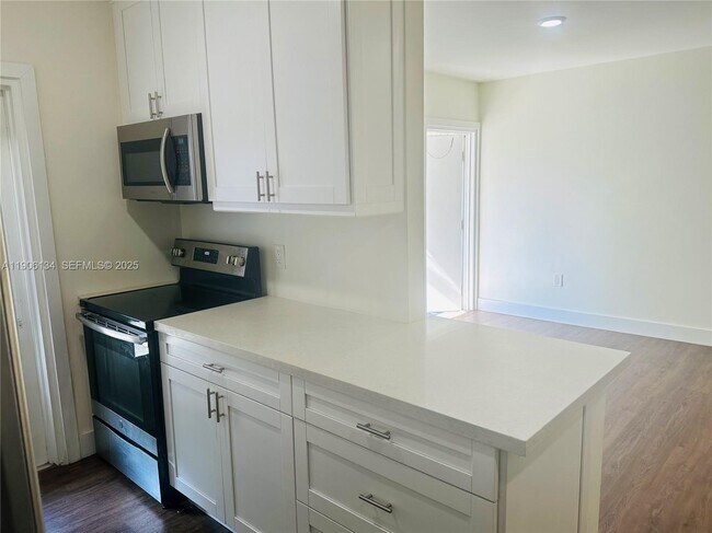 Building Photo - 95 Edgewater Dr