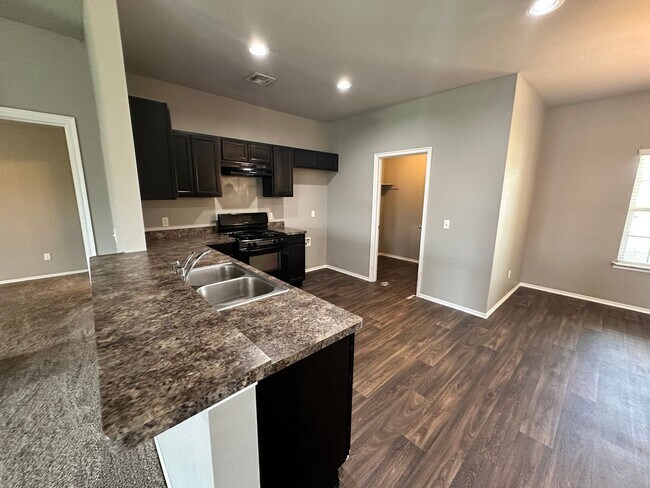 Building Photo - 3 bed 2 bath in Mustang- Move in Special!