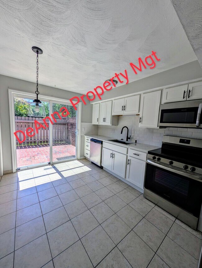 Building Photo - Avon -Townhouse 2 bedrooms 1.5 Baths