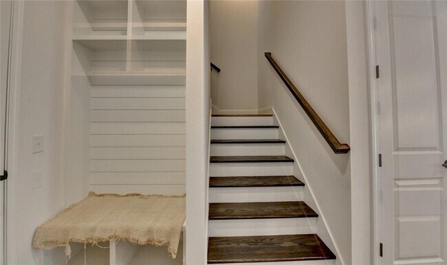 Building Photo - 1329 Davis St