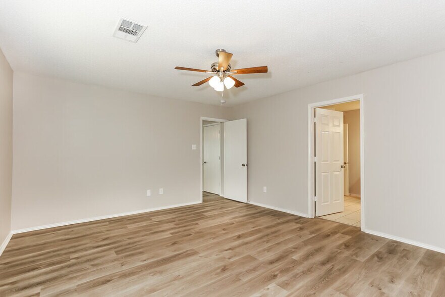 Building Photo - 8132 Fox Chase Dr