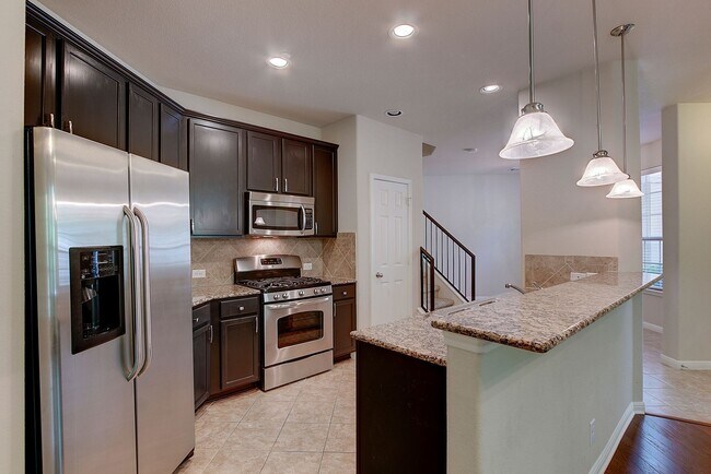 Building Photo - Immaculately Maintained 2/2.5 Townhome In ...