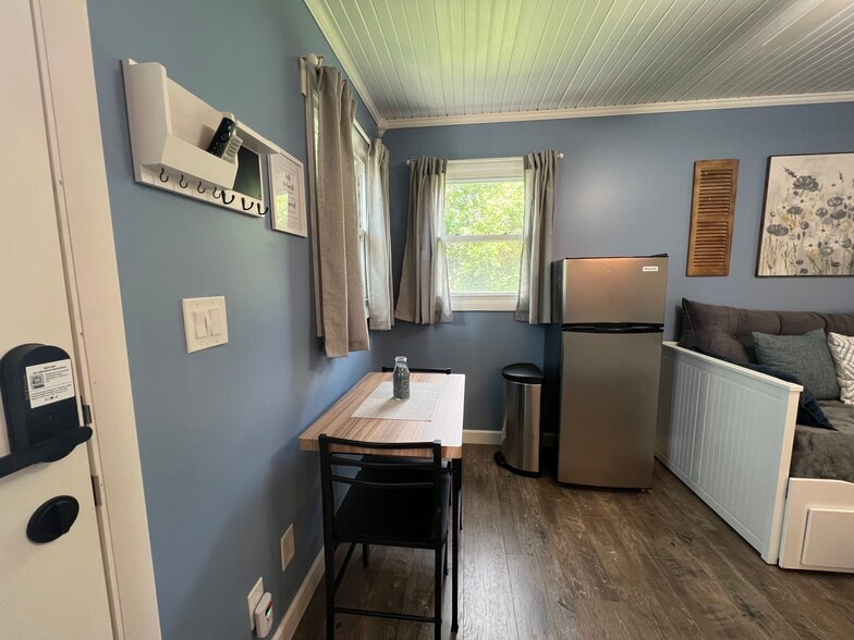 A bistro table for eating or hanging out. - 908 Lake Rd